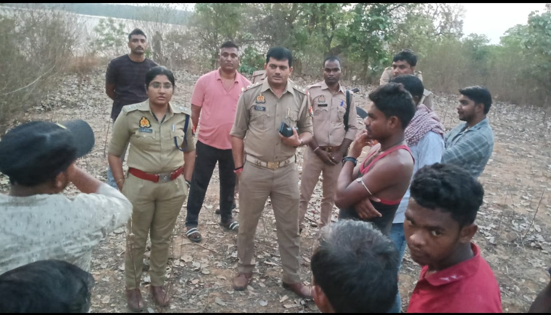 सोनभद्र में पेड़ से लटकता मिला प्रेमी युगल का शव