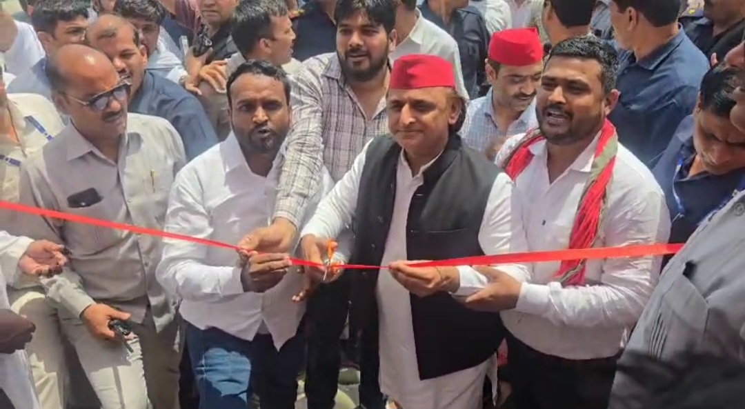 फीता काटते अखिलेश यादव फीता काटते अखिलेश यादव