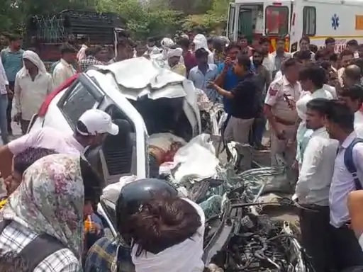 ट्रक-कार की टक्कर में दो भाइयों सहित तीन की मौत, दाे घायल