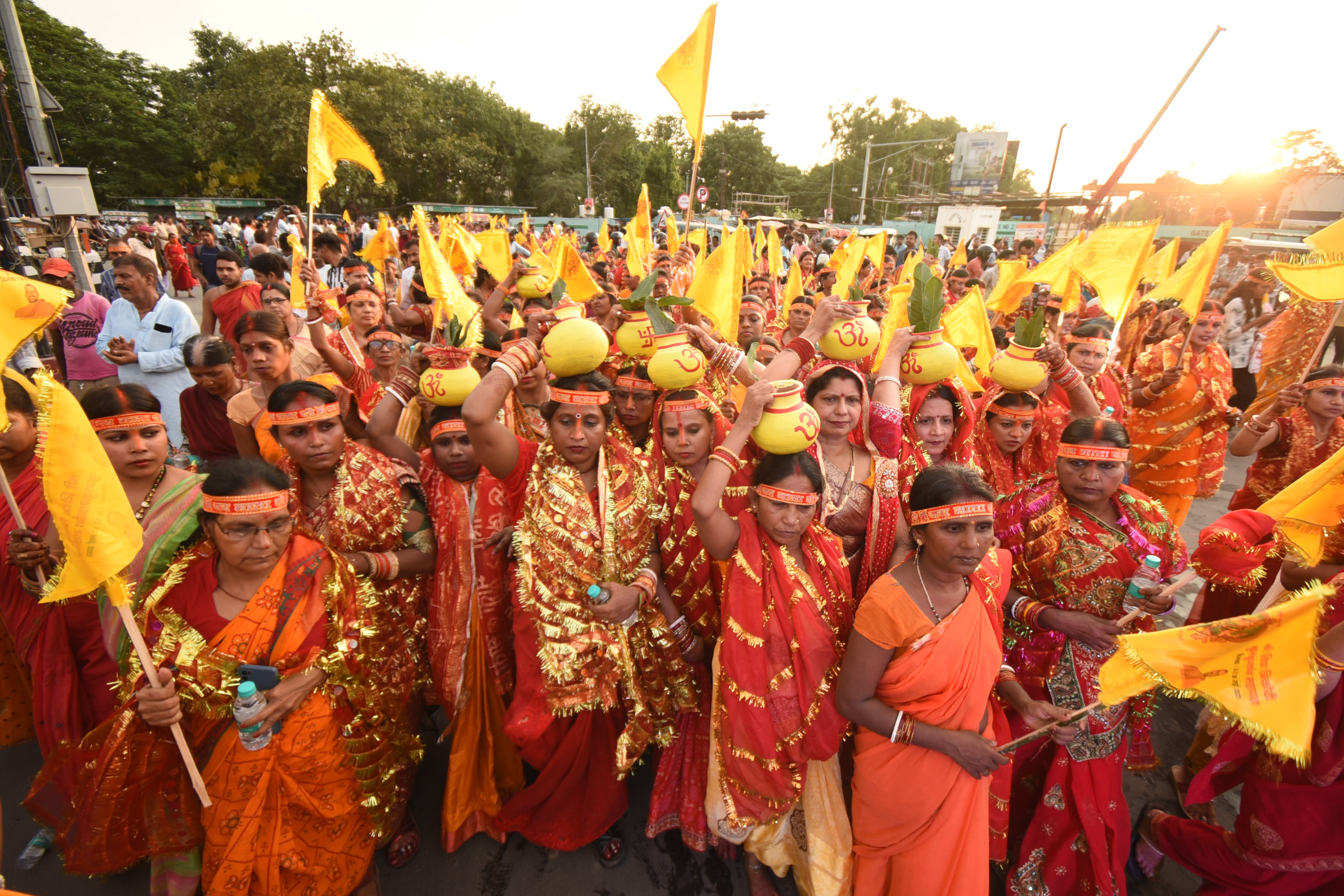 अग्रसेन भवन में होने वाली श्री विद्या त्रिकोटी कमकुमार्चन महायगा के पूर्व सन्धा पर कलश यात्रा में शामिल श्रद्धालु अग्रसेन भवन में होने वाली श्री विद्या त्रिकोटी कमकुमार्चन महायगा के पूर्व सन्धा पर कलश यात्रा में शामिल श्रद्धालु