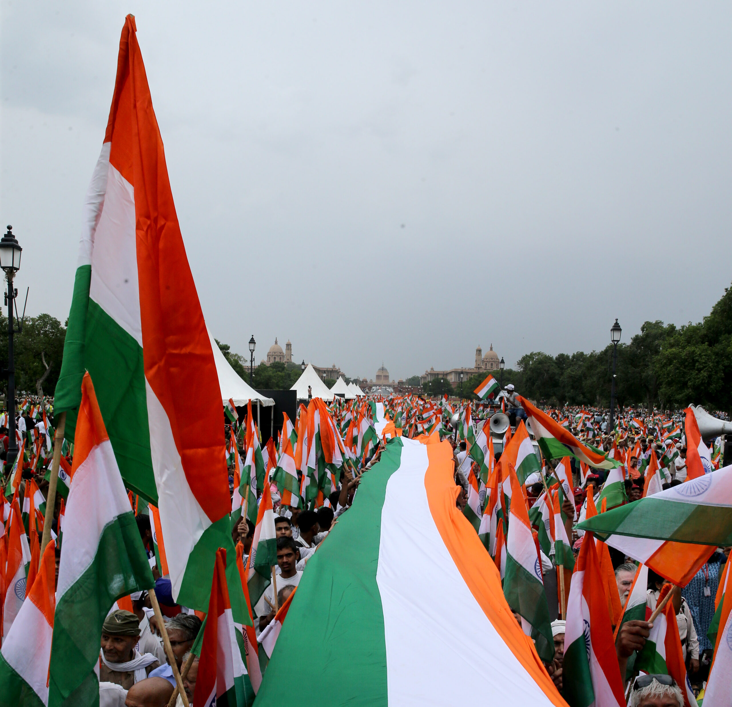 नेशनल वार मेमोरियल तक तिरंगा यात्रा में शामिल हुईं दिल्ली की मुख्यमंत्री और अन्य भाजपा नेता