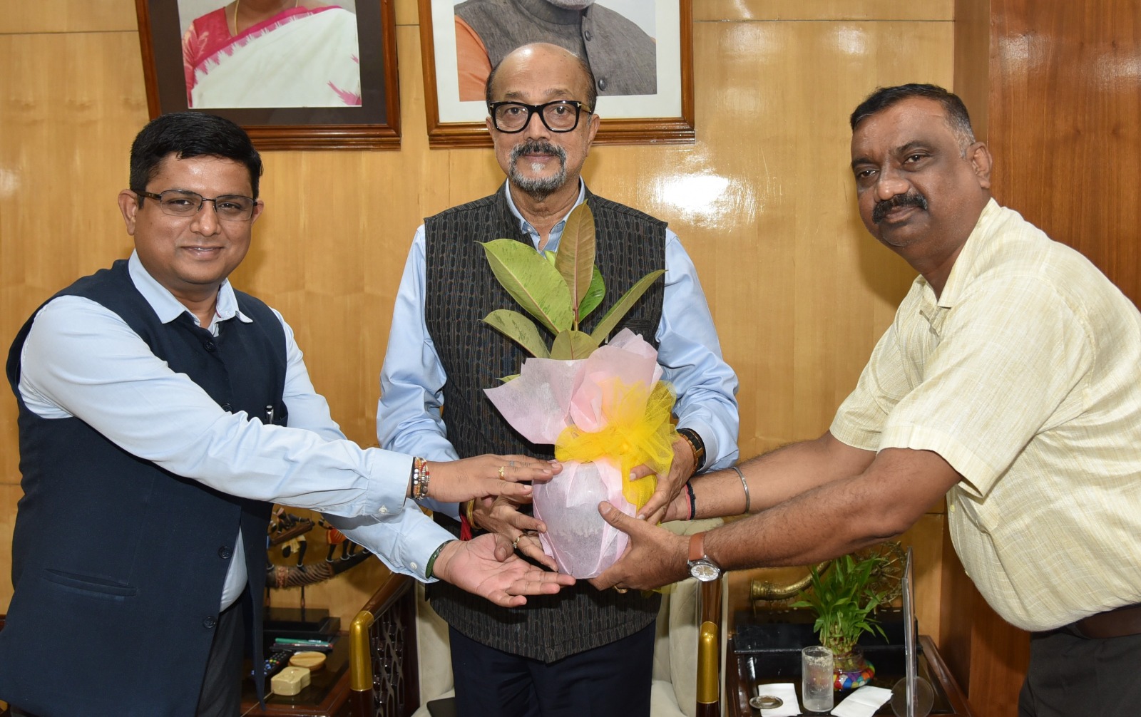 राज्यपाल से डेका भावसार फाउंडेशन के आंचलिक प्रमुख अभिषेक सिंह ने भेंट की
