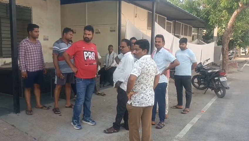 आपसी रंजिश में चाकू घोंप कर युवक की हत्या, हमले में भाई घायल