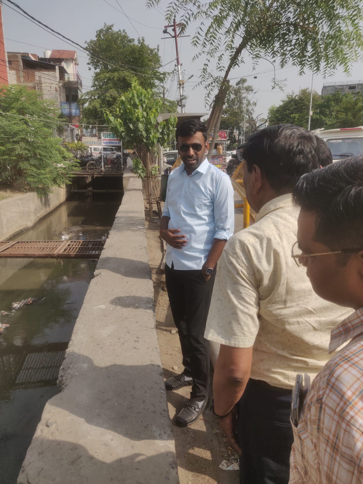 नालों का निरीक्षण करते हुए नगर आयुक्त सीलम सई तेजा का छाया चित्र नालों का निरीक्षण करते हुए नगर आयुक्त सीलम सई तेजा का छाया चित्र