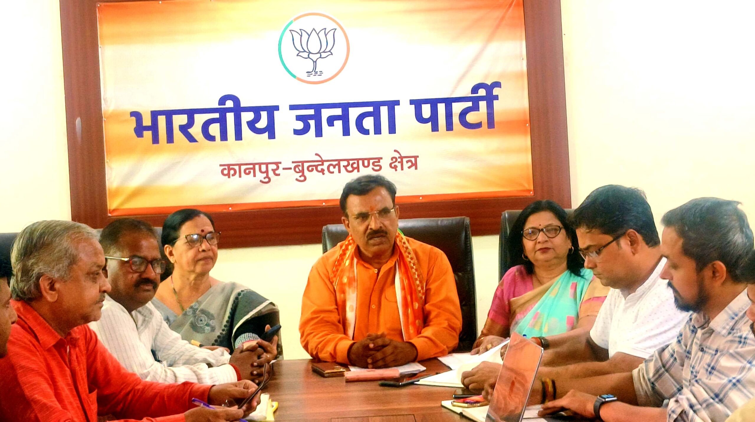 कानपुर में बैठक को संबोधित करते हुए भाजपा क्षेत्रीय अध्यक्ष प्रकाश पाल का छायाचित्र