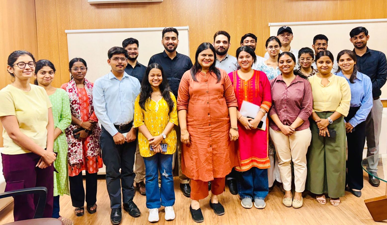 कानपुर में छत्रपति शाहू जी महाराज विश्वविद्यालय में प्लेसमेंट के बाद उत्साहित छात्र व छात्राओं का छायाचित्र