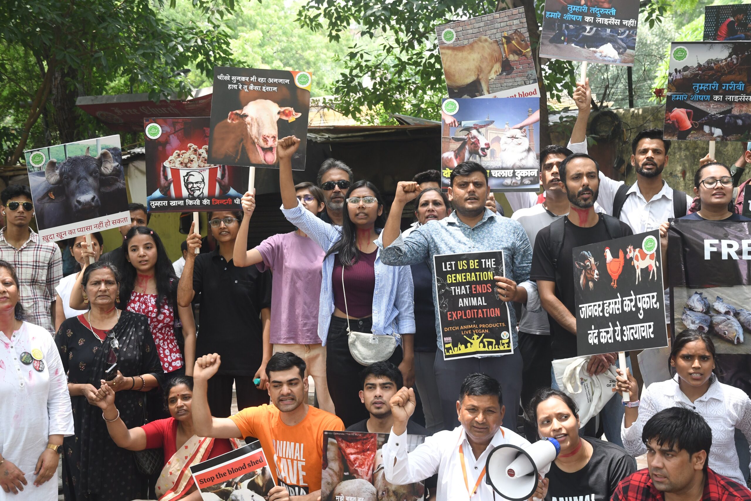 पशु अधिकार कार्यकर्ताओं ने शनिवार को नई दिल्ली के जंतर-मंतर पर सभी प्रकार की पशु बलि पर प्रतिबंध लगाने की मांग करते हुए तख्तियां लेकर प्रदर्शन किया।