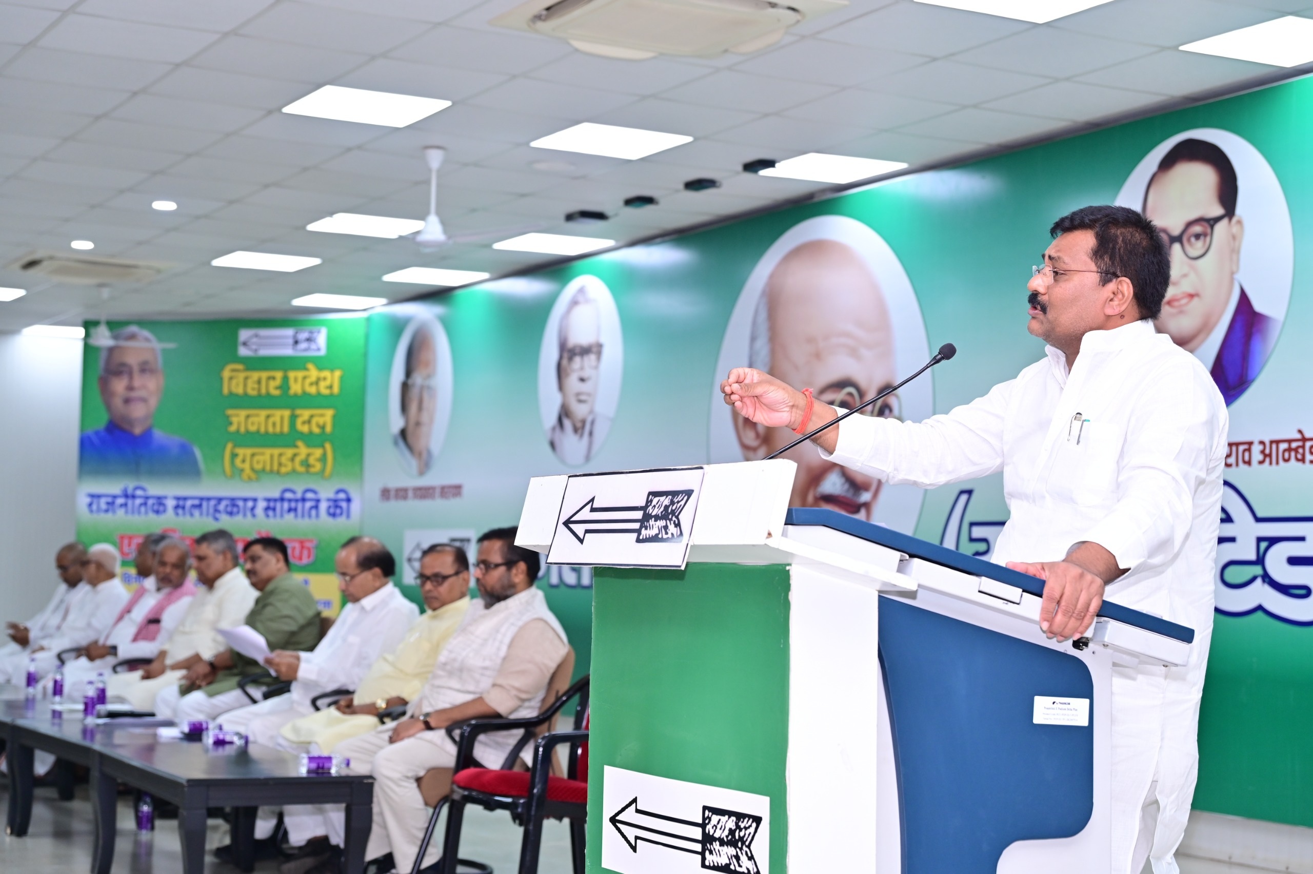 राजनैतिक सलाहकार समिति की पहली बैठक को सम्बोधित करते संजय झा और उमेश कुशवाहा