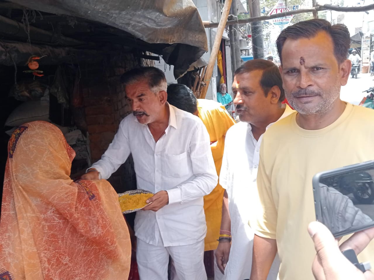 प्रधानमंत्री के कार्यक्रम में पीले चावल देकर आमलोगो आमंत्रित करते पदाधिकारी प्रधानमंत्री के कार्यक्रम में पीले चावल देकर आमलोगो आमंत्रित करते पदाधिकारी