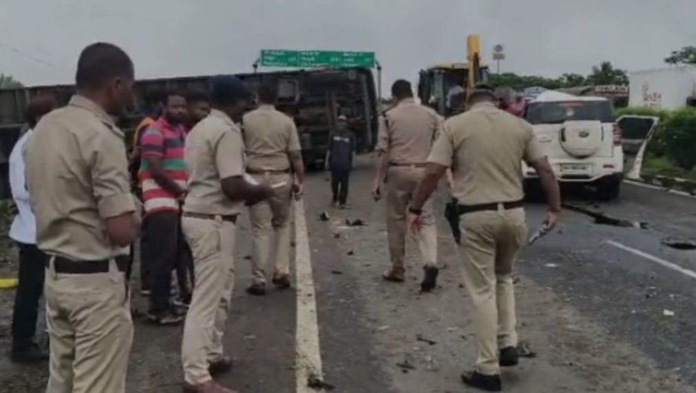 कर्नाटक के विजयपुरा में भीषण सड़क हादसा, एक ही परिवार के 4 लोगों समेत 6 की मौत