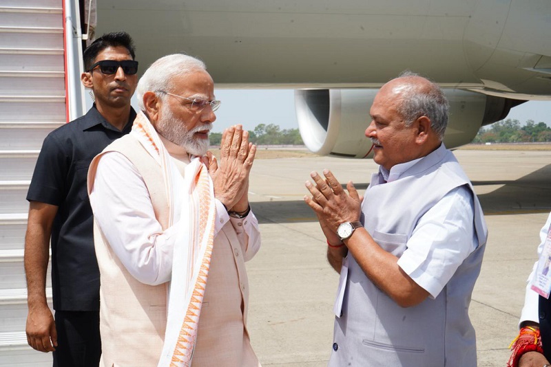 भोपाल के राजाभोज विमानतल पर प्रधानमंत्री का स्वागत भोपाल के राजाभोज विमानतल पर प्रधानमंत्री का स्वागत