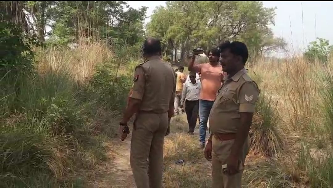 मौके पर पहुंची पुलिस जांच पड़ताल करते हुए मौके पर पहुंची पुलिस जांच पड़ताल करते हुए