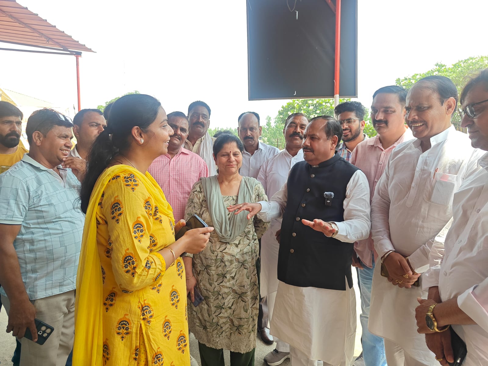 राज्य मंत्री ओमप्रकाश ने किया नारसन बॉर्डर स्थित परिवहन कार्यालय का औचक निरीक्षण