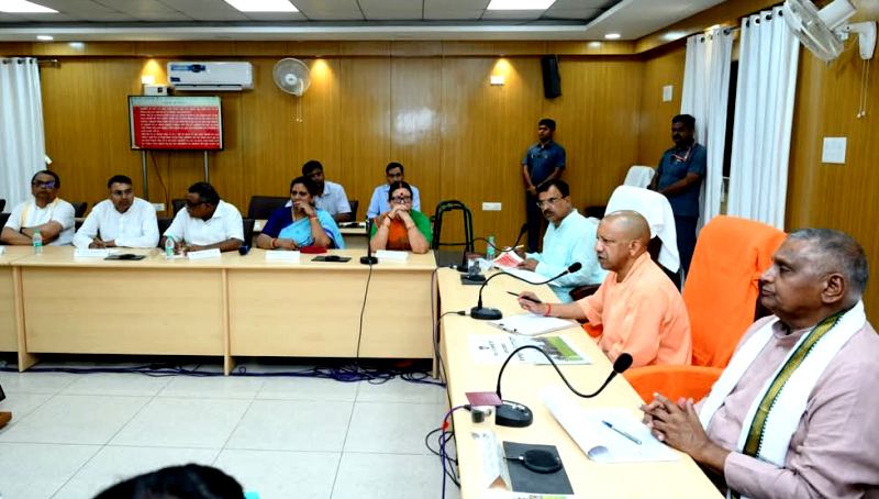 कानपुर में मुख्यमंत्री द्वारा सीएसए परिसर में स्थित सभागार में प्रधानमंत्री के कार्यक्रम के दृष्टिगत जनपद के आला अधिकारियों व जन प्रतिनिधियों के साथ समीक्षा बैठक की का छायाचित्र