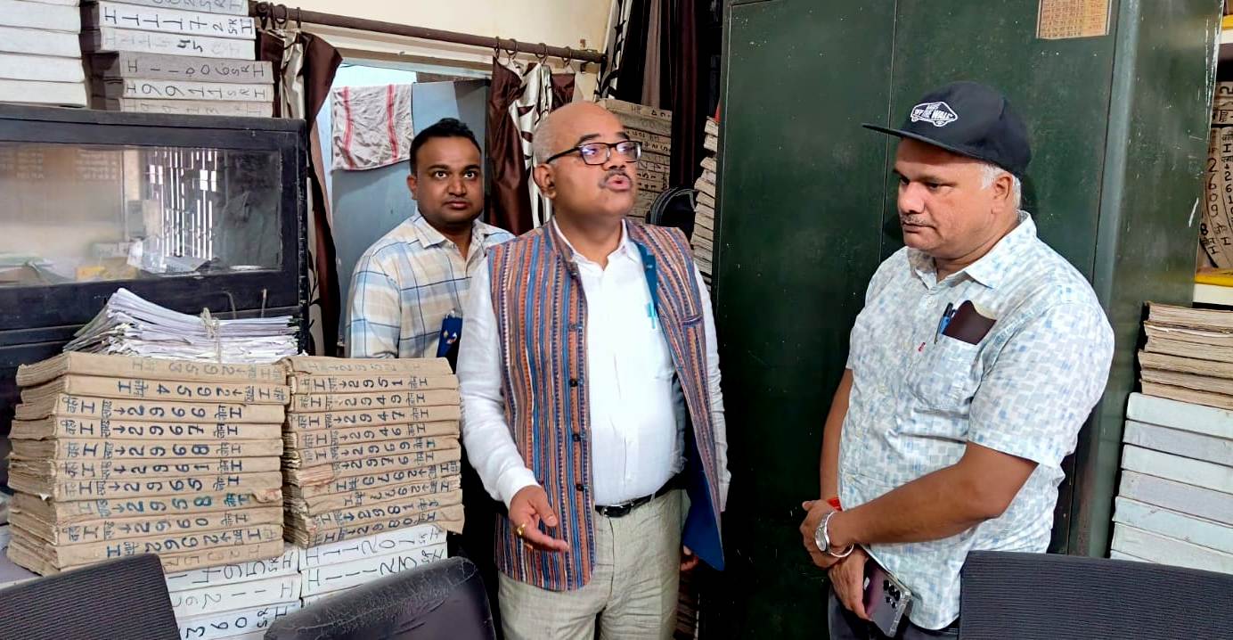 कानपुर में सिविल लाइन स्थित निबंधन कार्यालय में कराए जा रहे जीर्णोद्धार कार्य का निरीक्षण करते जिलाधिकारी का छायाचित्र