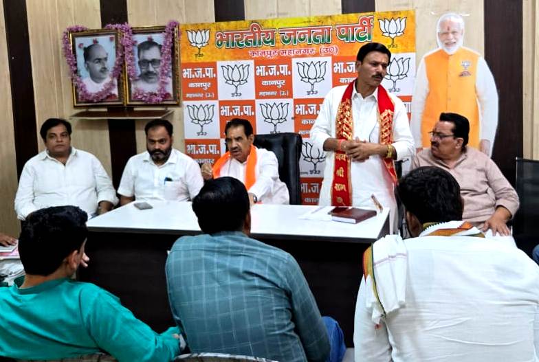 कानपुर में भारतीय जनता पार्टी की बैठक को संबोधित करते हुए भुवन प्रकाश गुप्ता का छायाचित्र