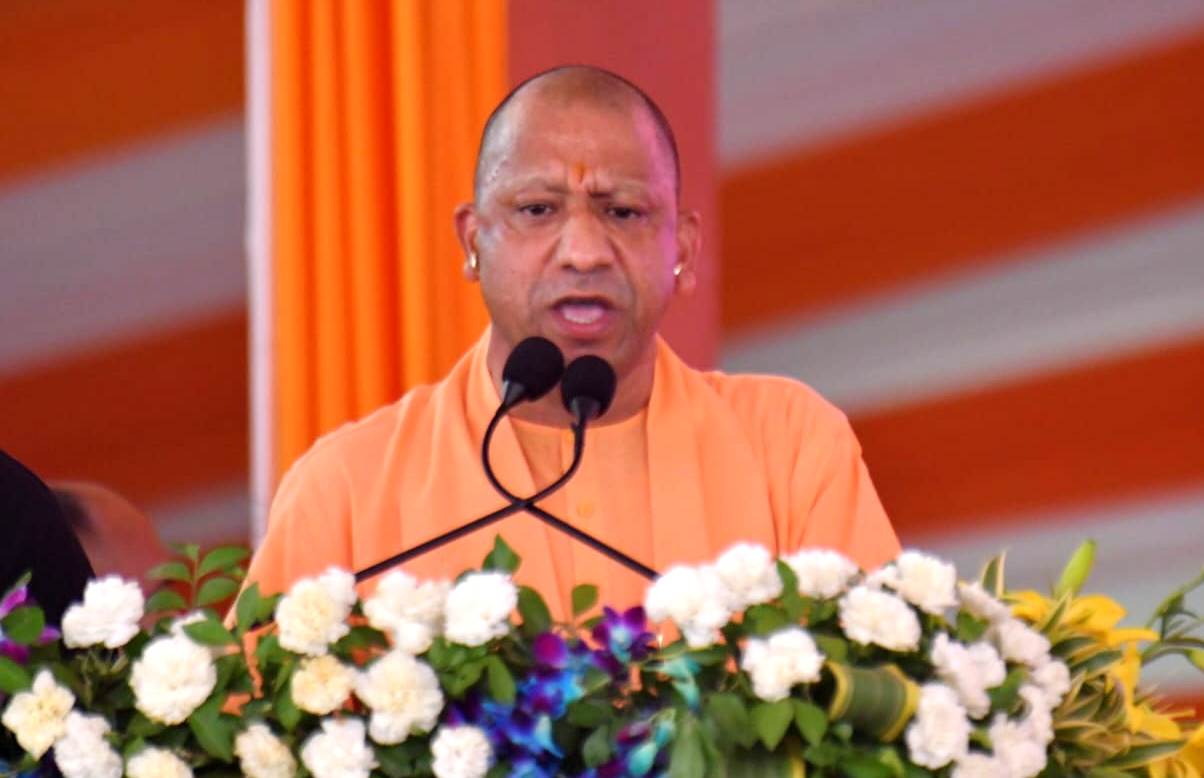 कानपुर में सीएसए विवि स्थित मैदान में जनसभा को संबोधित करते मुख्यमंत्री योगी आदित्यनाथ