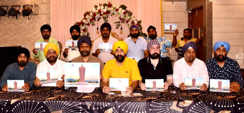 कानपुर में सिख वेलफेयर सोसाइटी के प्रदेश अध्यक्ष सरदार गुरविंदर सिंह छाबड़ा पत्रकारों को संबोधित करते हुए का छायाचित्र