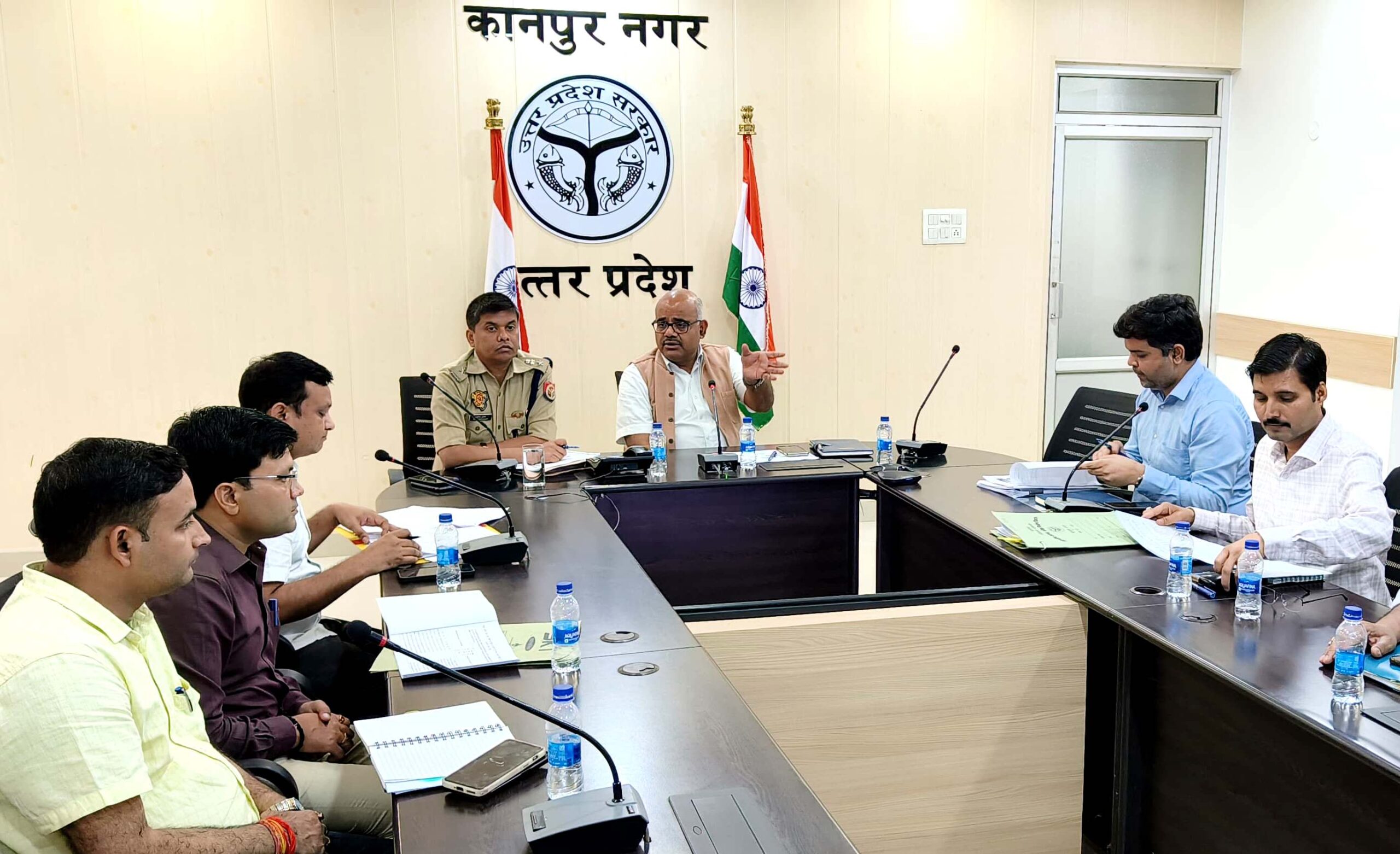 कानपुर में जिलाधिकारी की अध्यक्षता में कलेक्ट्रेट स्थित सभागार में जिला सड़क सुरक्षा समिति की बैठक का छायाचित्र