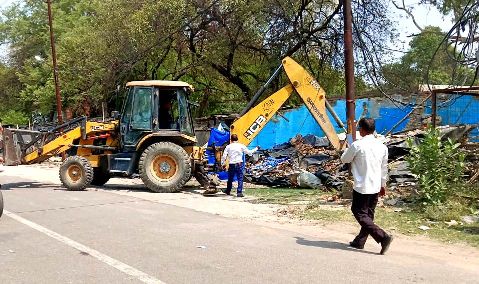 कानपुर में नगर निगम ने नाले के ऊपर झोपड़ी बनाए अवैध अतिक्रमण को ढहाया का छायाचित्र