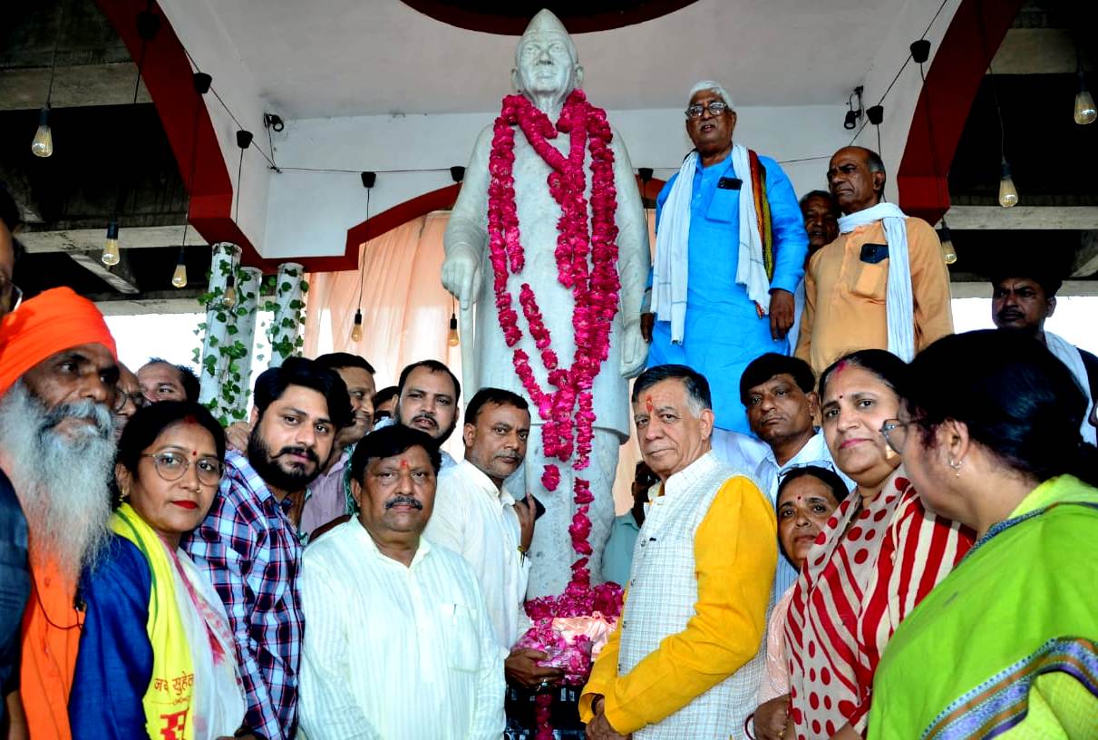 कानपुर में किसानों के मसीहा भारत रत्न पूर्व प्रधानमंत्री चौधरी चरण सिंह की 38 वीं पुण्यतिथि पर उनकी प्रतिमा स्थल पर पुष्पांजलि अर्पित करते विधानसभा अध्यक्ष सतीश महाना व अन्य का छायाचित्र