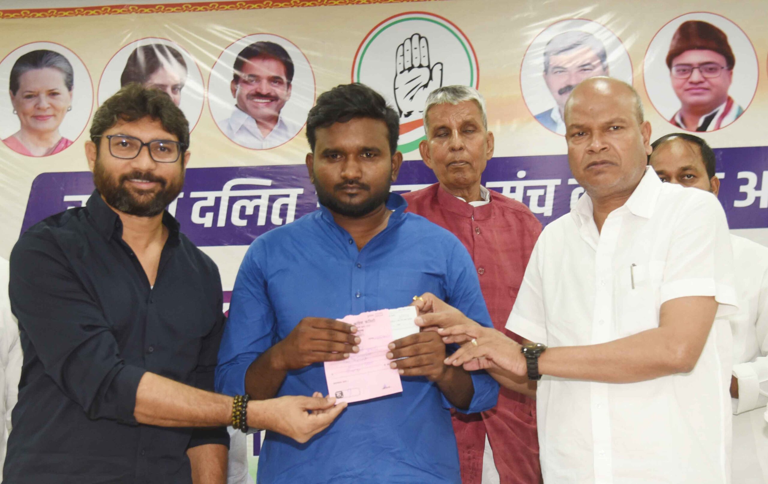 गुजरात कांग्रेस के कार्यकारी अध्यक्ष जिग्नेश मेवाणी, प्रदेश अध्यक्ष राजेश कुमार मनीष पासवान को सदस्यता ग्रहण कराते