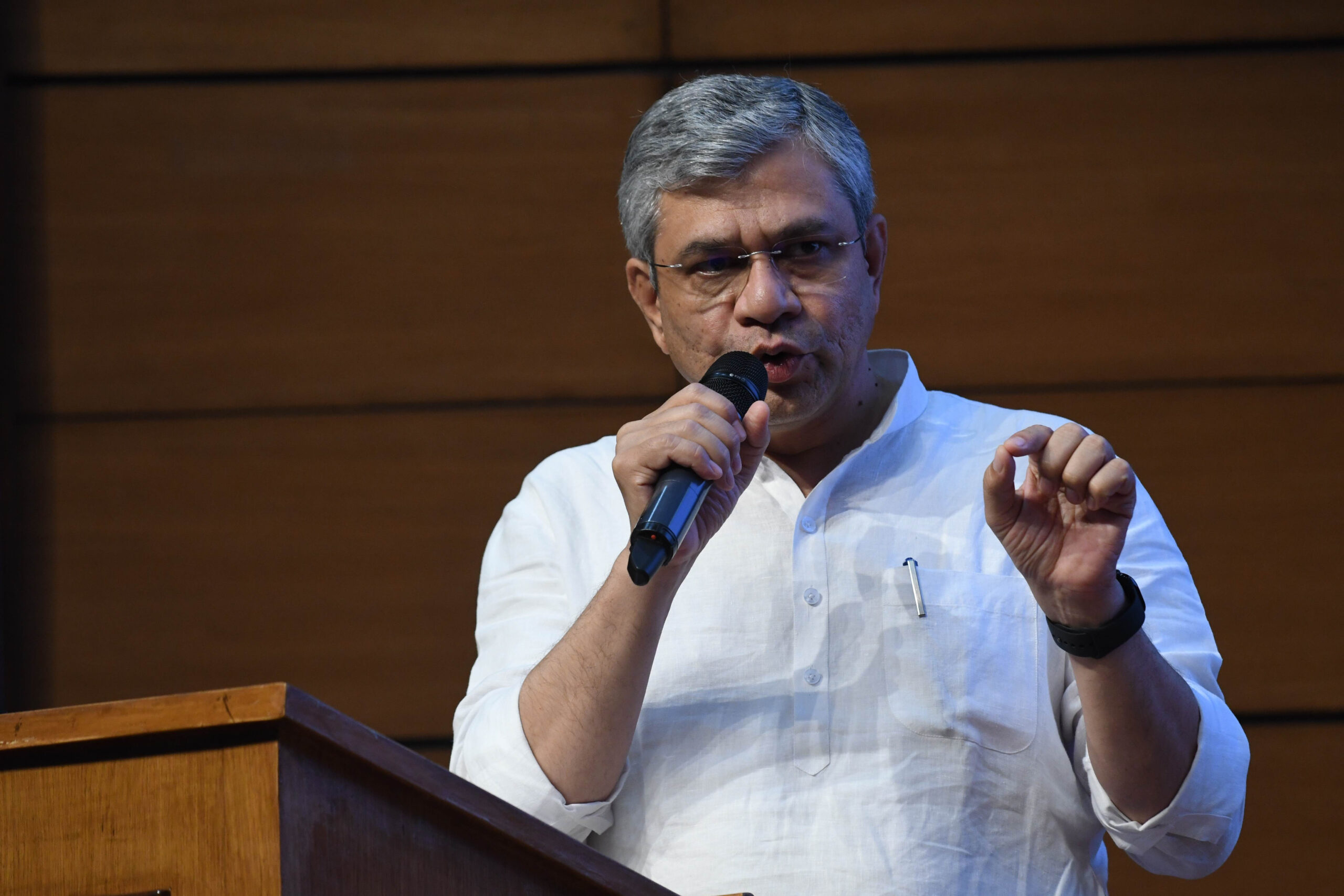 केंद्रीय सूचना एवं प्रसारण मंत्री अश्विनी वैष्णव बुधवार को नई दिल्ली में एनएमसी में कैबिनेट ब्रीफिंग को संबोधित करते हुए।