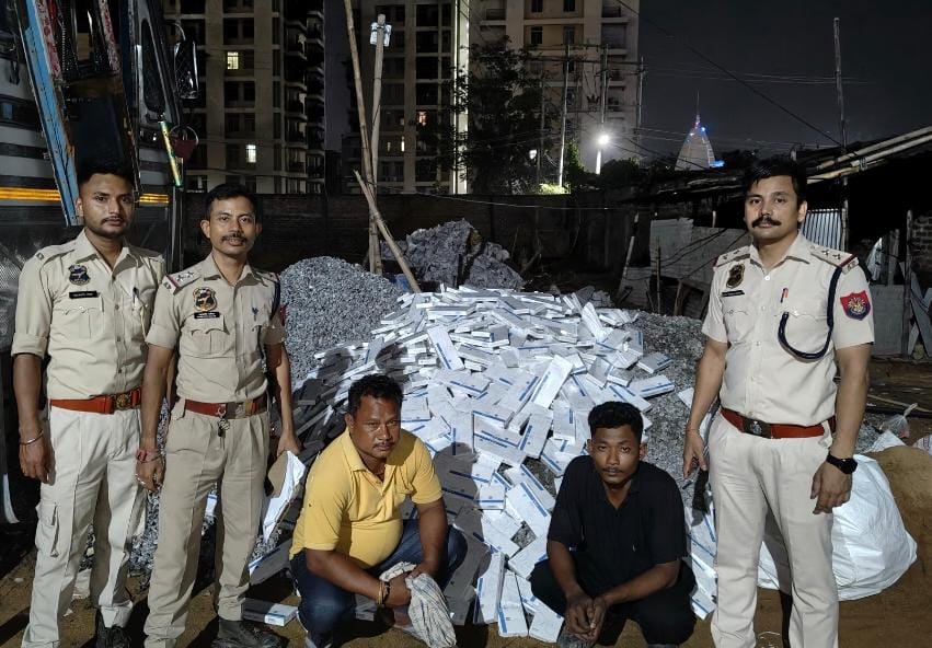 भारी मात्रा में विदेशी सिगरेट बरामद दो गिरफ्तार भारी मात्रा में विदेशी सिगरेट बरामद दो गिरफ्तार