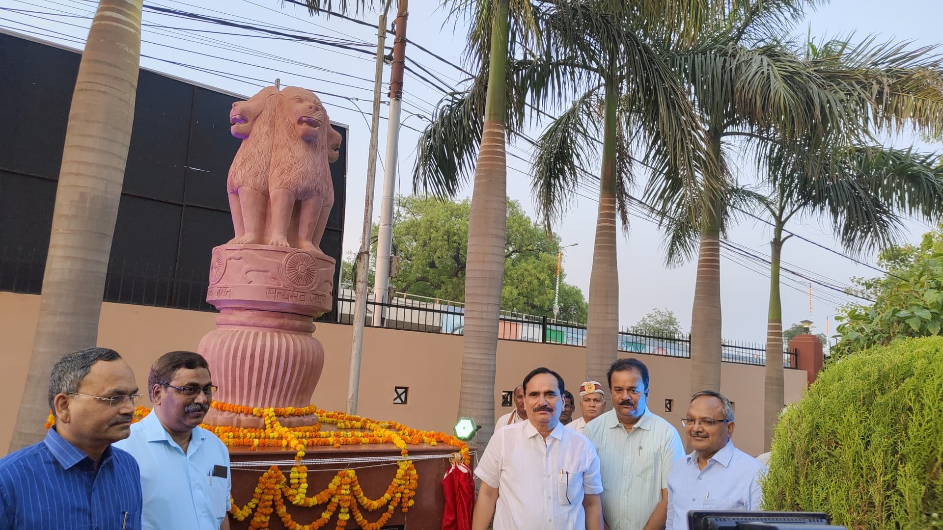 शक्ति, सत्य और प्रेरणा का प्रतीक अशोक स्तंभ मण्डलायुक्त कार्यालय में हुआ स्थापित