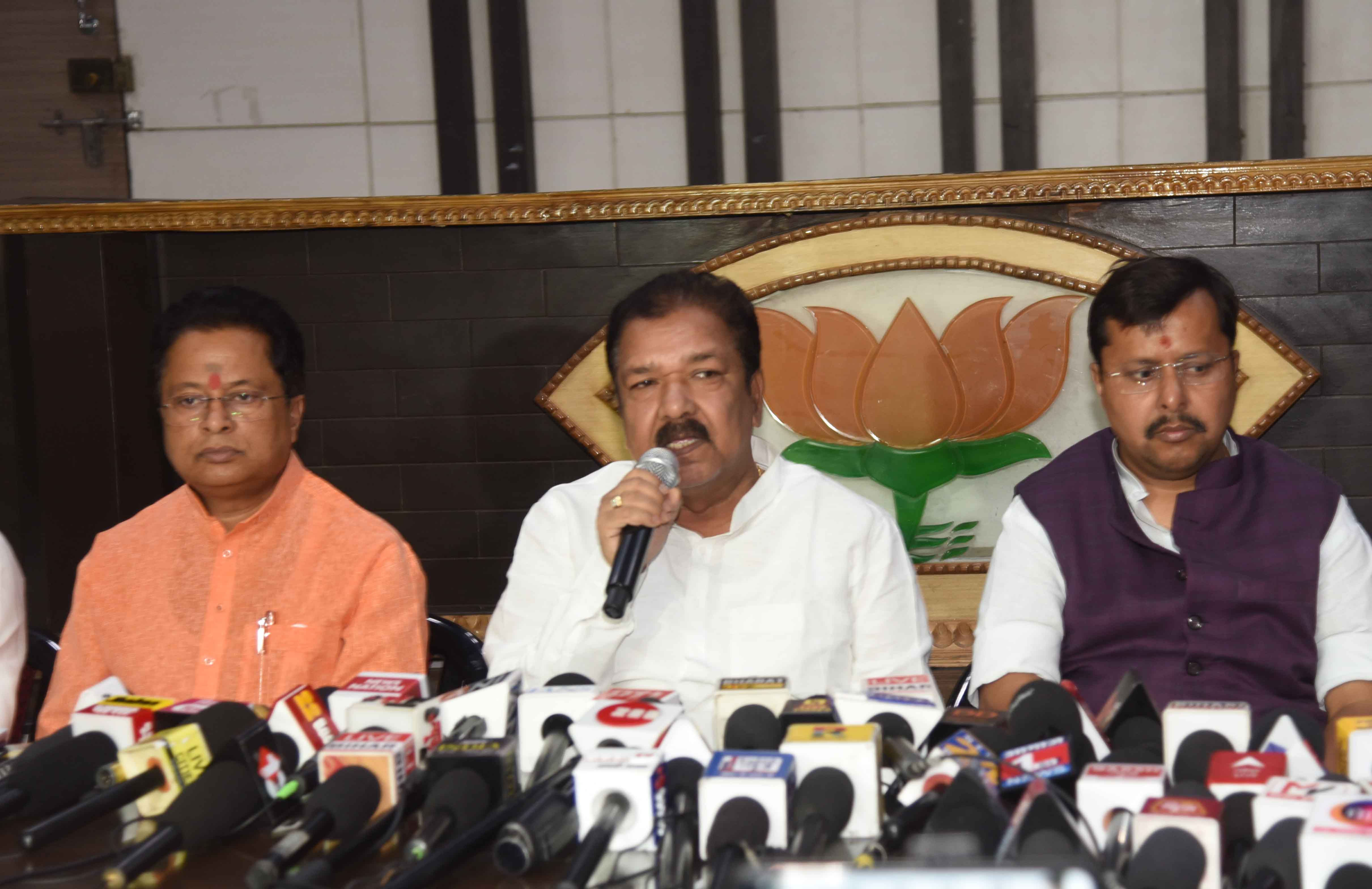 बीजेपी प्रदेश अध्यक्ष दिलीप जायसवाल संवाददाता सम्मेलन को संबोधित करते बीजेपी प्रदेश अध्यक्ष दिलीप जायसवाल संवाददाता सम्मेलन को संबोधित करते