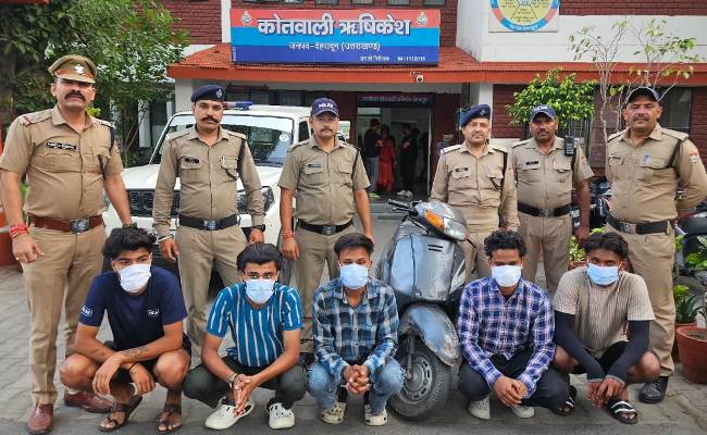पुलिस की गिरफ्त में पकड़े गए आराेपित। पुलिस की गिरफ्त में पकड़े गए आराेपित।