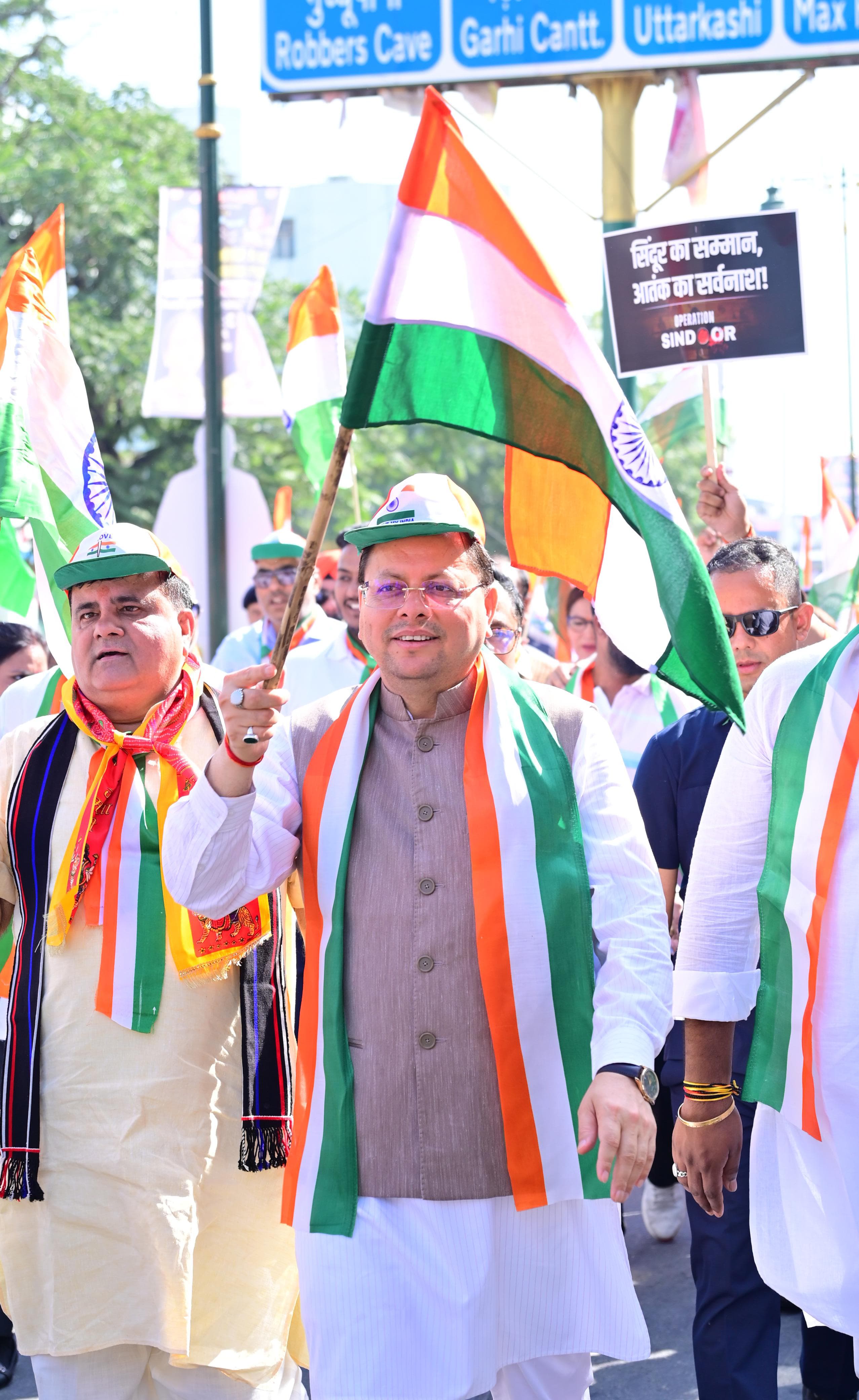 तिरंगा यात्रा में मुख्यमंत्री पुष्कर सिंह धामी। तिरंगा यात्रा में मुख्यमंत्री पुष्कर सिंह धामी।