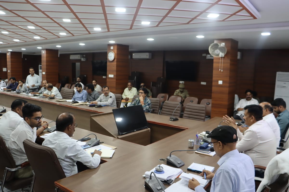 प्रवर्तन की कार्रवाई में लापरवाही पर जिलाधिकारी ने रेंज अधिकारियों का रोका वेतन