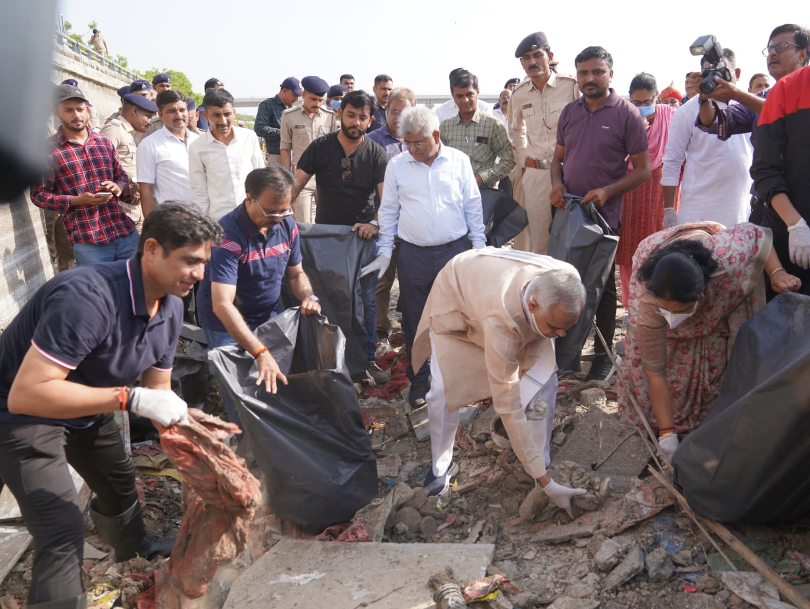 राज्यपाल आचार्य देवव्रत ने साबरमती नदी किनारे श्रमदान किया