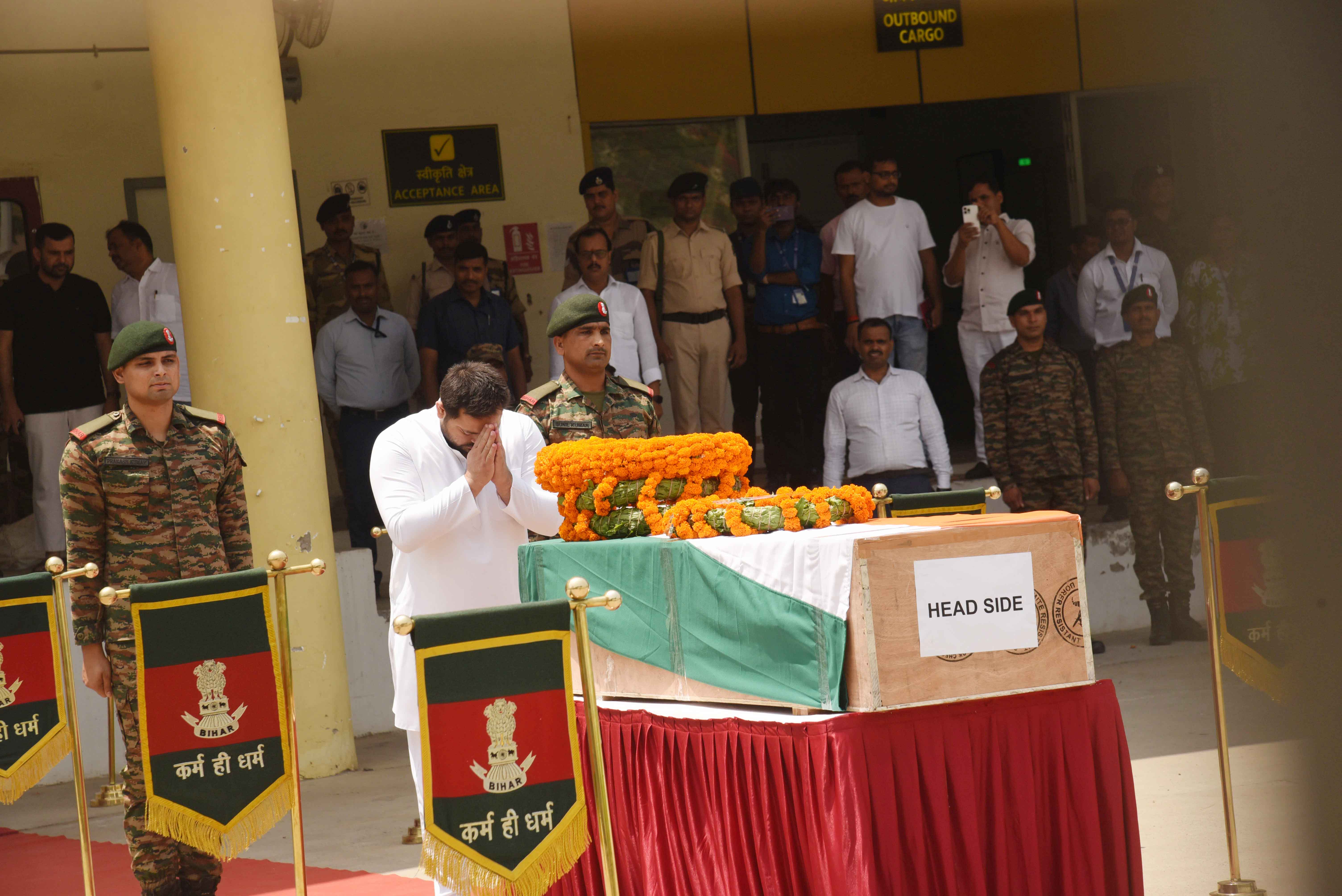 पटना एयरपोर्ट पर आर्मी जवान रामबाबू गुप्ता के पार्थिव शरीर पर श्रद्धांजलि देते नेता प्रतिपक्ष तेजस्वी यादव पटना एयरपोर्ट पर आर्मी जवान रामबाबू गुप्ता के पार्थिव शरीर पर श्रद्धांजलि देते नेता प्रतिपक्ष तेजस्वी यादव