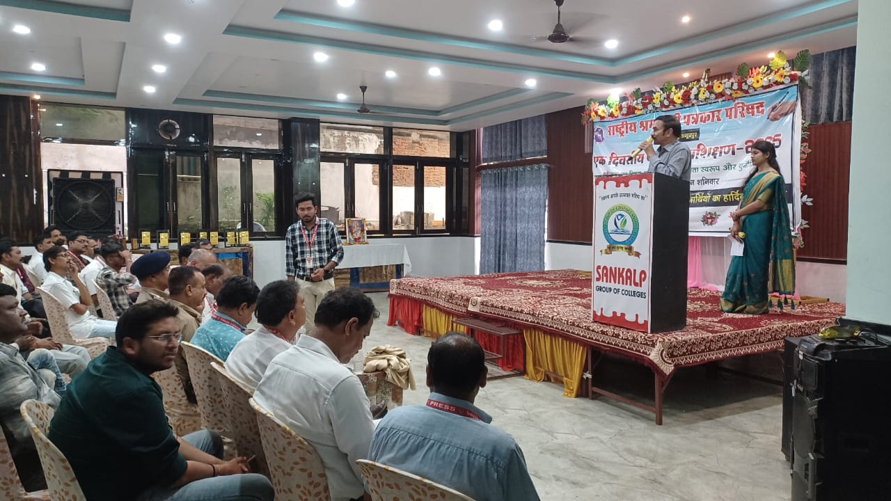 स्तंभकार तथा राज्य स्तरीय अधिमान्य पत्रकार ॠतुपर्ण दवे स्तंभकार तथा राज्य स्तरीय अधिमान्य पत्रकार ॠतुपर्ण दवे