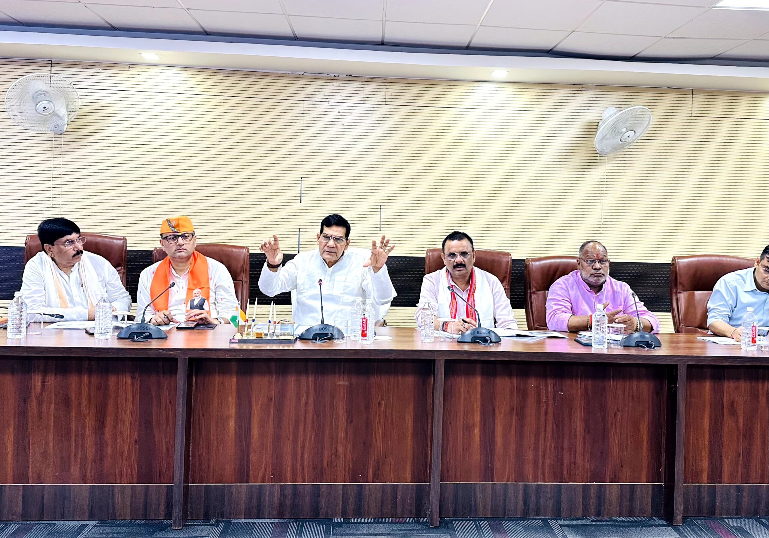 नालों पर किये गये अतिक्रमण को अभियान चलाकर हटायें, बनारस को बनायें डस्ट फ्री: नगर विकास मंत्री