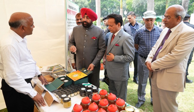 विश्व मधुमक्खी दिवस : राज्यपाल ने प्रगतिशील मौन पालकों को किया सम्मानित