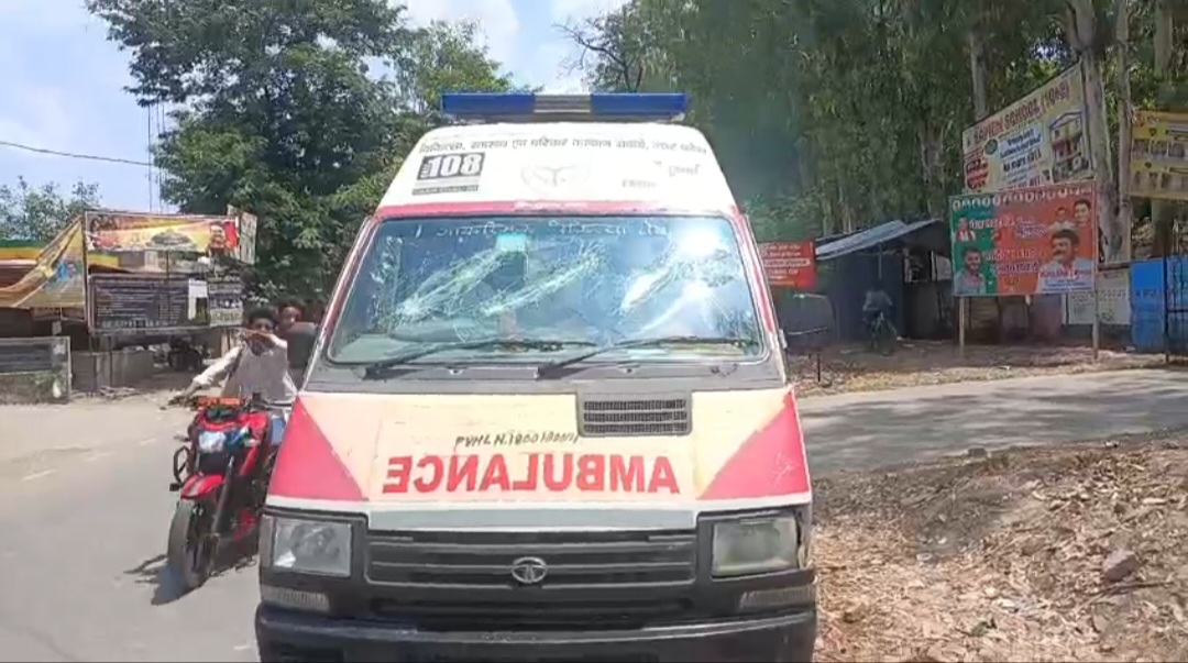 घायलों को लेकर जा रही एंबुलेंस ड्राइवर से मारपीट कर एंबुलेंस ले उड़े बदमाश