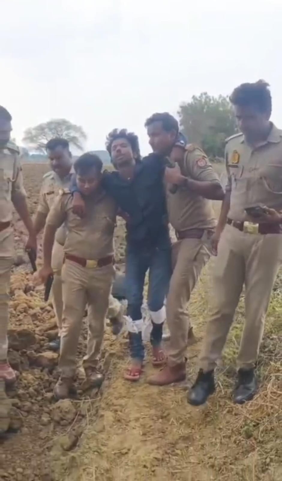 हत्याकांड के आरोपित को पुलिस ने मुठभेड़ में दोनों पैरों में मारी गोलियां