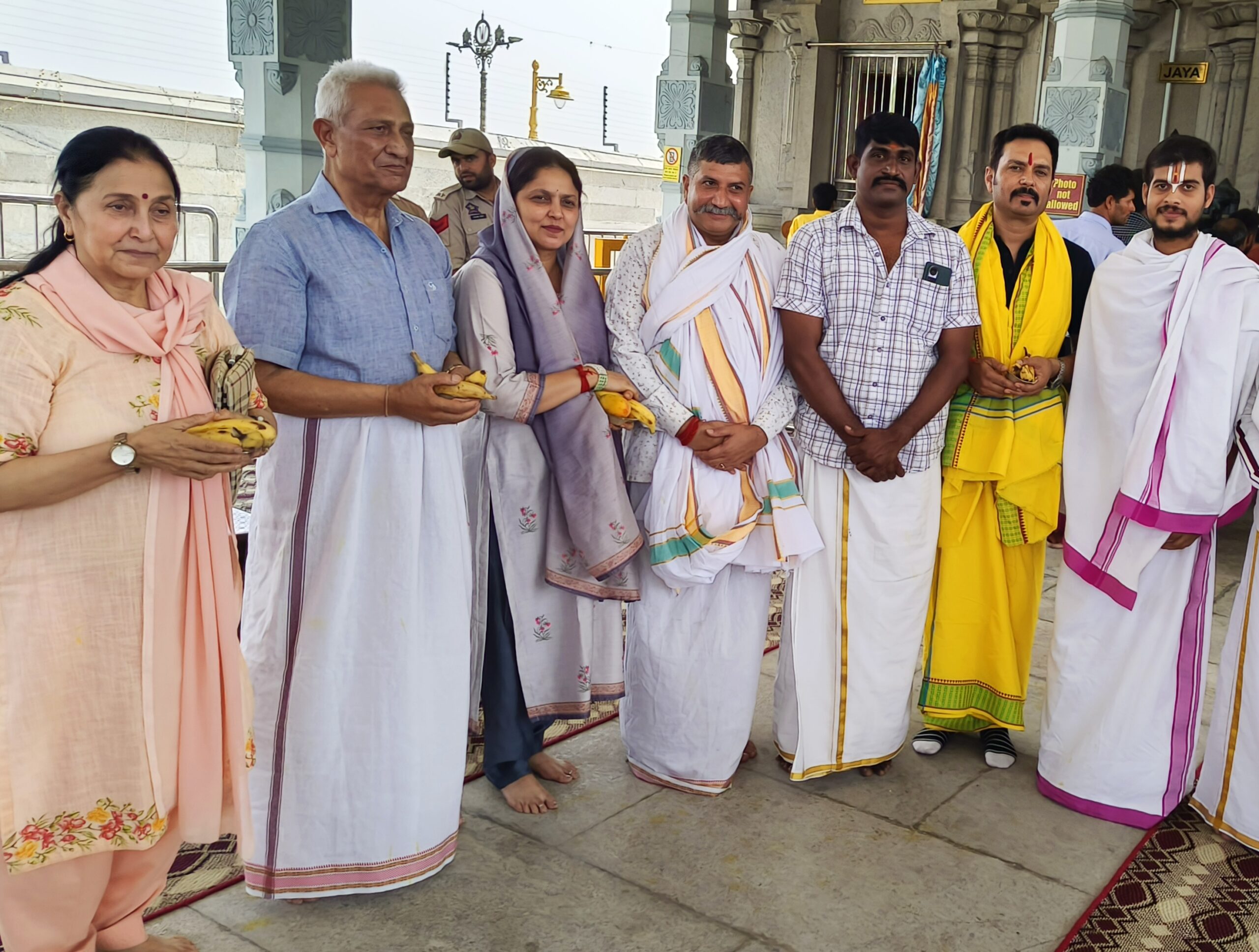 डीआईजी शिव कुमार शर्मा ने जम्मू के तिरुपति बालाजी मंदिर में विशेष अभिषेक समारोह में पूजा-अर्चना की