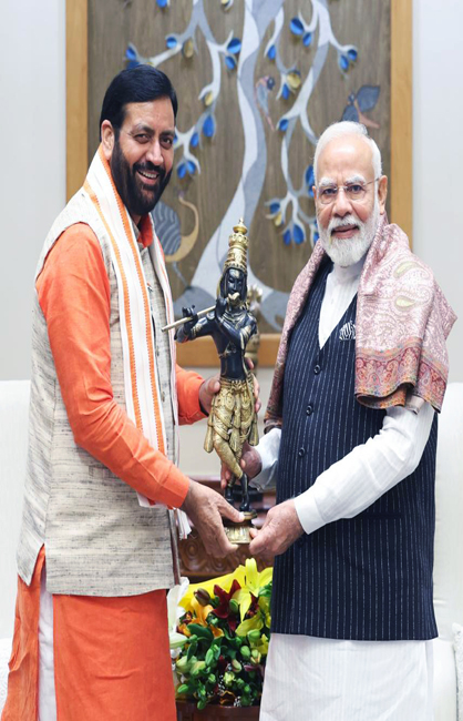प्रधानमंत्री नरेंद्र मोदी को स्मृति चिन्ह भेंट करते मुख्यमंत्री नायब सैनी