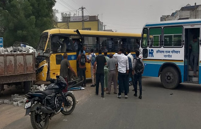 महेंद्रगढ़ में स्कूल बस और रोडवेज की बस की भिड़ंत, चार बच्चे घायल