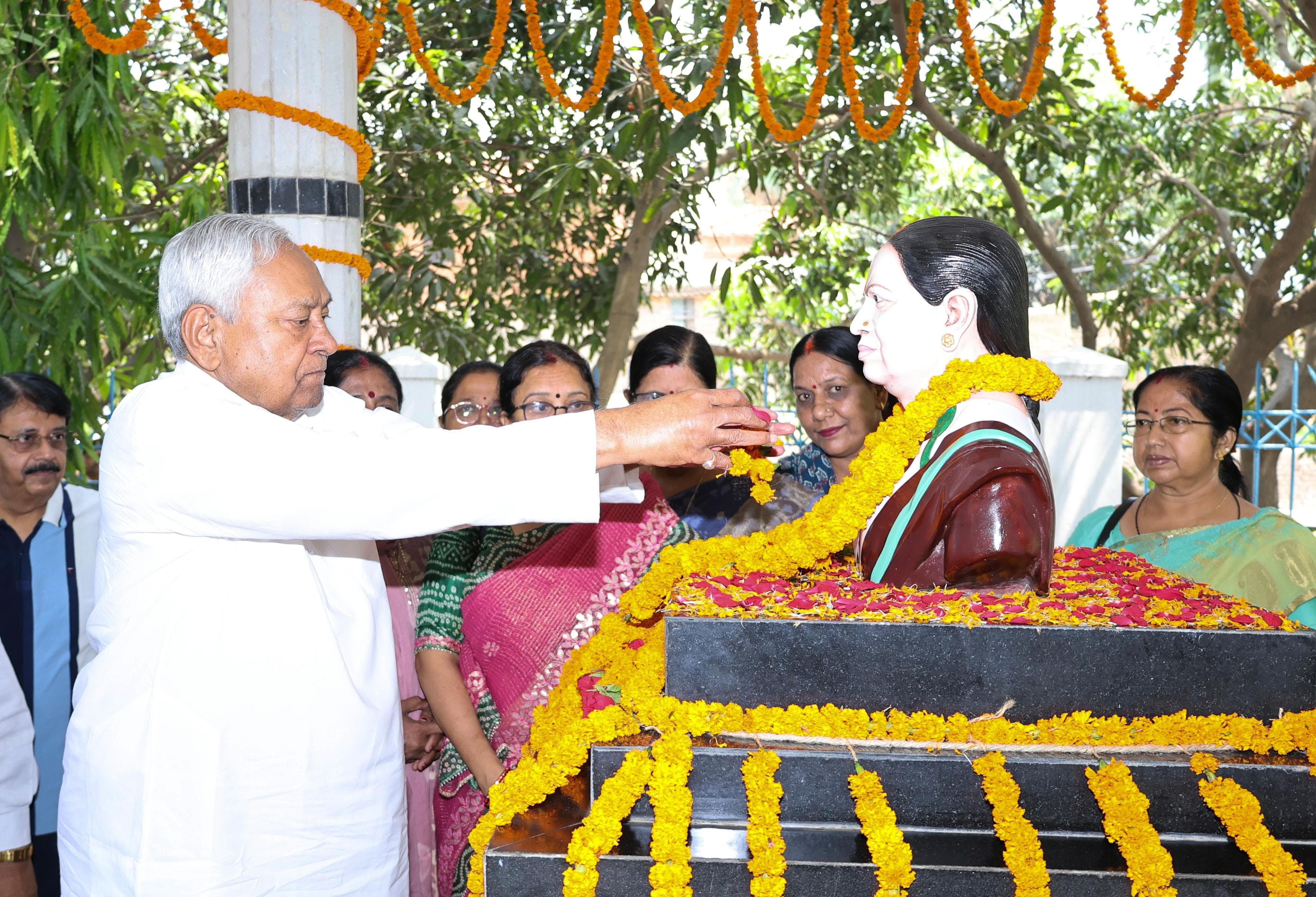 बिहार के मुख्यमंत्री नीतीश कुमार ने उनकी पत्नी स्वर्गीय मंजू कुमारी सिन्हा को उनकी पुण्यतिथि पर श्रद्धांजलि अर्पित की। बिहार के मुख्यमंत्री नीतीश कुमार ने उनकी पत्नी स्वर्गीय मंजू कुमारी सिन्हा को उनकी पुण्यतिथि पर श्रद्धांजलि अर्पित की।