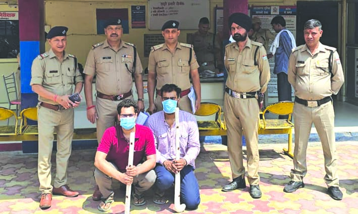 पुलिस गिरफ्त में आरोपित पुलिस गिरफ्त में आरोपित