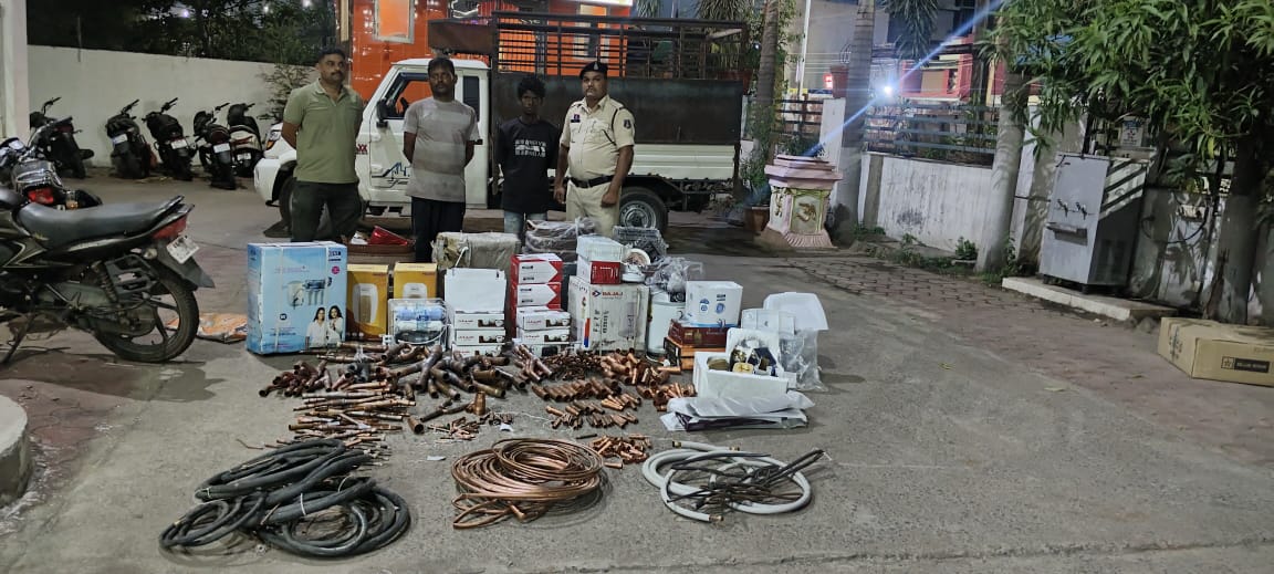 शो-रूम में लाखों की चोरी की घटना को अंजाम देने वाले दो आरोप‍ित गिरफ्तार