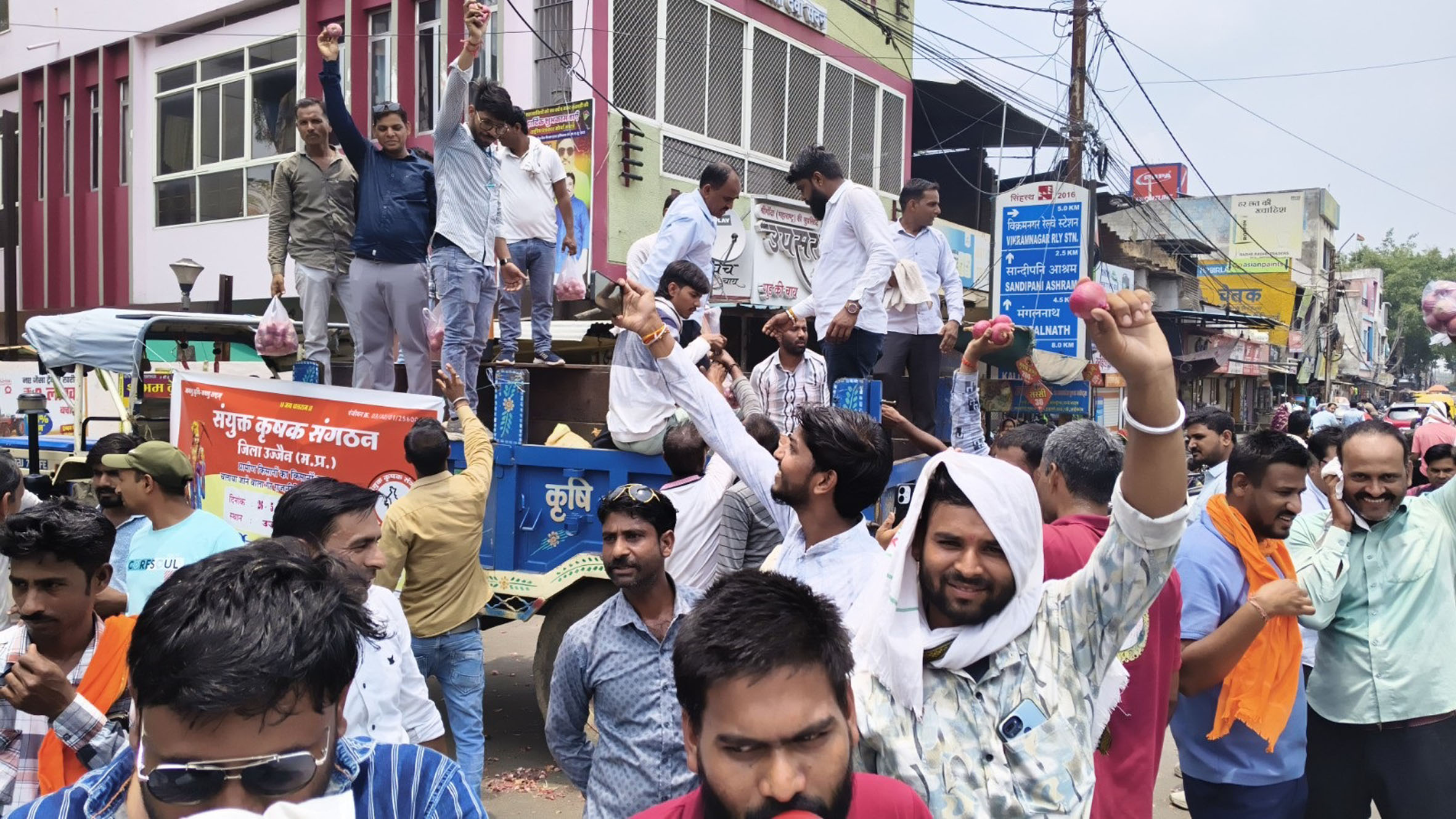 उज्जैन में किसानों ने मुफ्त में बांटे 50 क्विंटल प्याज