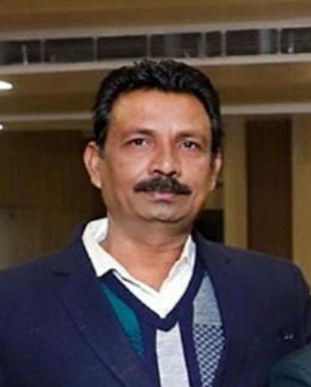 प्लॉट की बाउंड्री के गेट पर फांसी के फंदे से लटका मिला किसान का शव