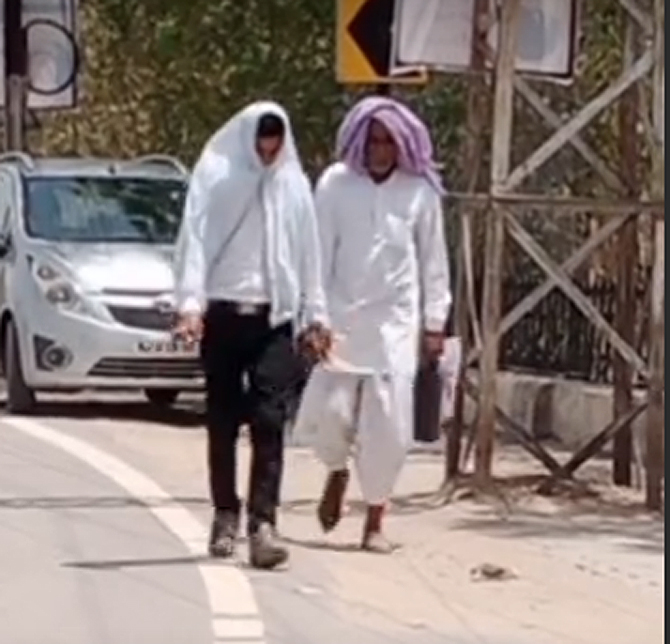 चूरु में एक सप्ताह से गर्मी से लोगों का हाल बेहाल, सड़काें पर पानी का छिड़काव