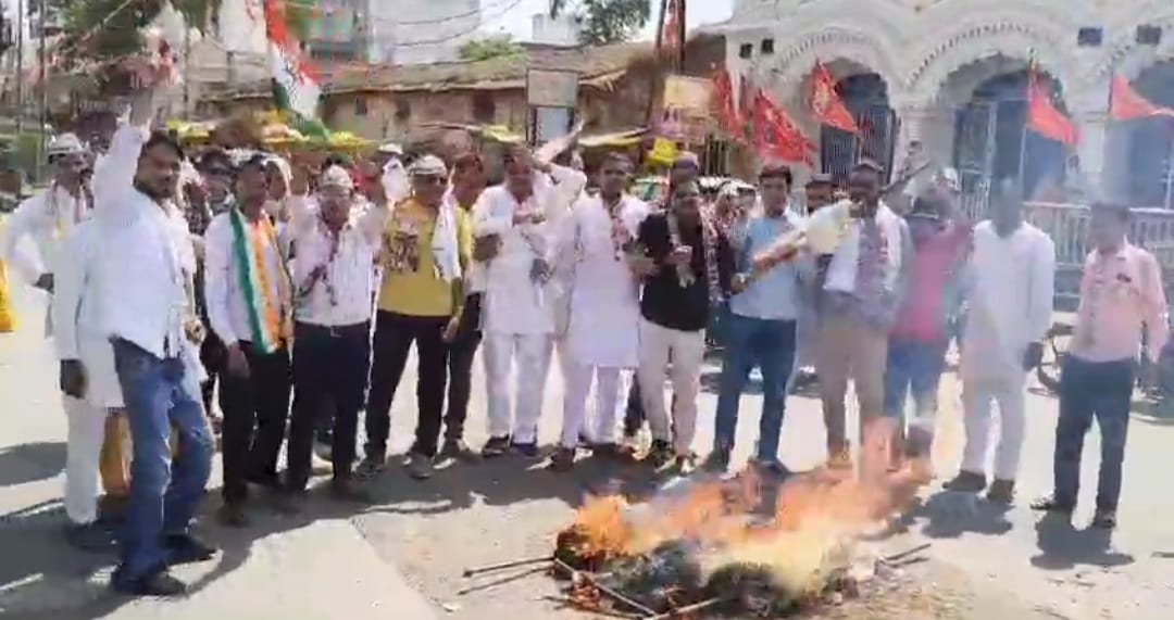 राजगढ़ः कांग्रेस ने मंत्री शाह और उपमुख्यमंत्री देवड़ा का पुतला फूंका